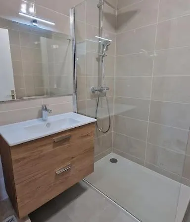 Apartment Le 76 Bis: Apt 4 Prs, Parking, Clim, 300 M Plages Antibes