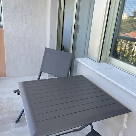 Le 76 Bis: Apt 4 Prs, Parking, Clim, 300 M Plages Apartment Antibes